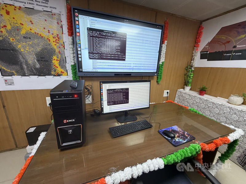 印度的國家地震預警資料接收中心正式啟用，而用做地震預警的關鍵系統「P波警報器」（P-Alert），就是由台灣的國家災害防救科技中心協助建置。圖為印度國家地震預警資料接收中心一角。中央社記者李晉緯新德里攝　114年12月5日