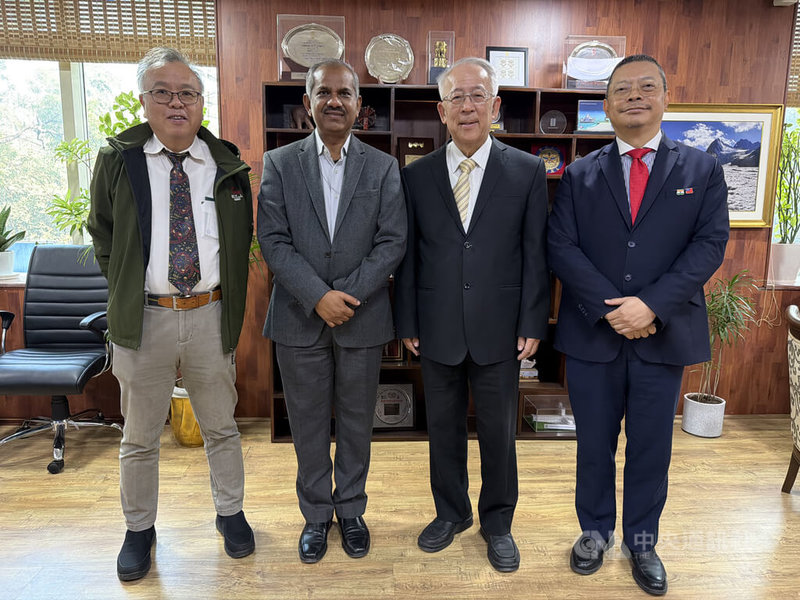 印度國家地震預警資料接收中心正式啟用，其中地震預警關鍵系統「P波警報器」，由台灣的國家災害防救科技中心協助建置。災防科技中心主任陳宏宇（右2）在印度新德里參加啟用活動時表示，希望在雙方合作下，能有效降低地震帶來的災害。中央社記者李晉緯新德里攝　114年12月5日