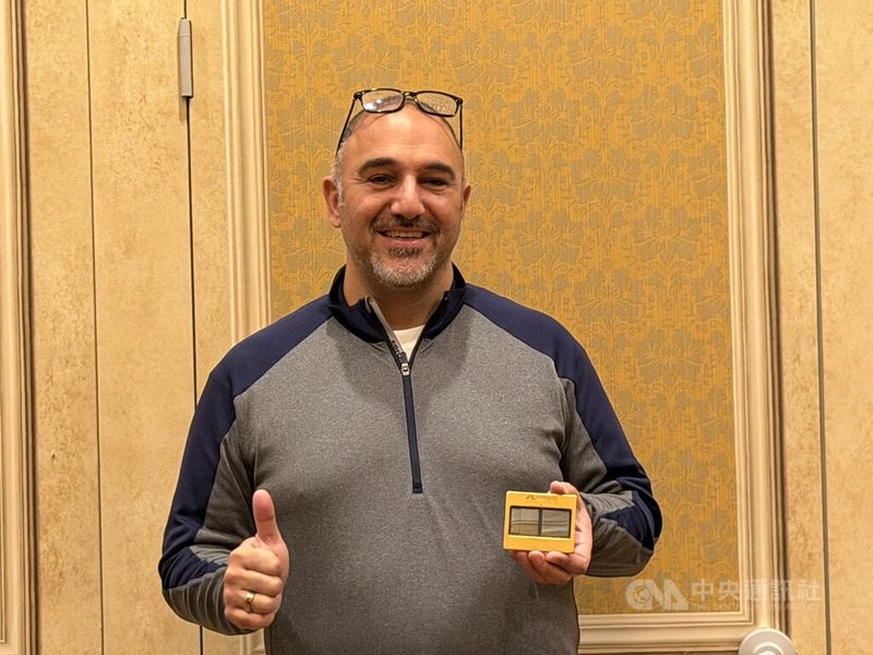 雲端大廠AWS高層布沙拉（Nafea Bshara）4日受訪暢談與台灣供應鏈的緊密關係，直言對晶圓代工廠台積電的產能需求「極強」（going to the roof），希望台積電能生產更多晶片給所有人。中央社記者吳家豪拉斯維加斯攝　114年12月5日