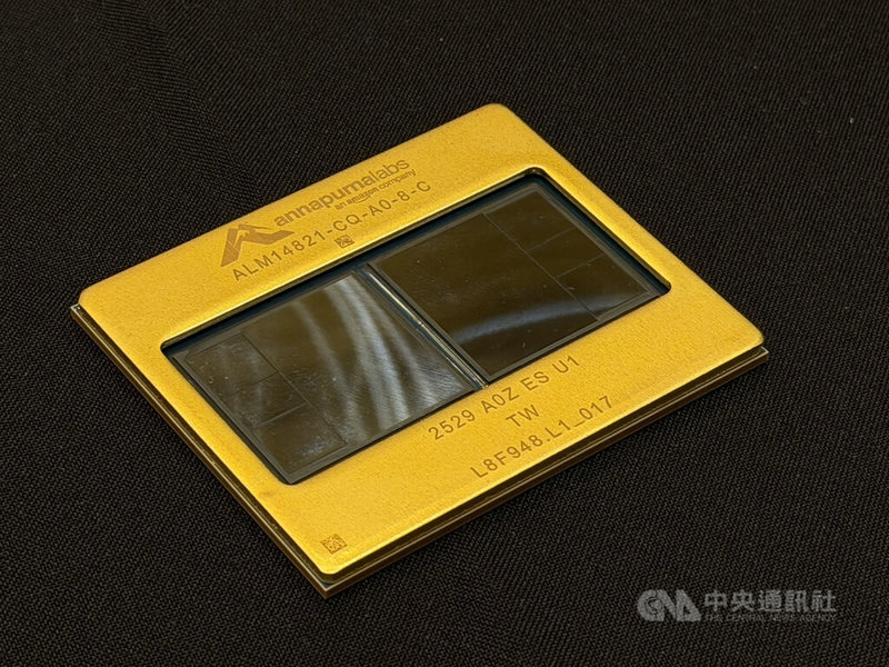 雲端大廠AWS在美國拉斯維加斯舉行的re:Invent年度大會上，發表旗下首款由3奈米製程打造的自研人工智慧（AI）晶片Trainium 3，專為訓練大型模型並進行大規模推論而設計。中央社記者吳家豪拉斯維加斯攝　114年12月5日