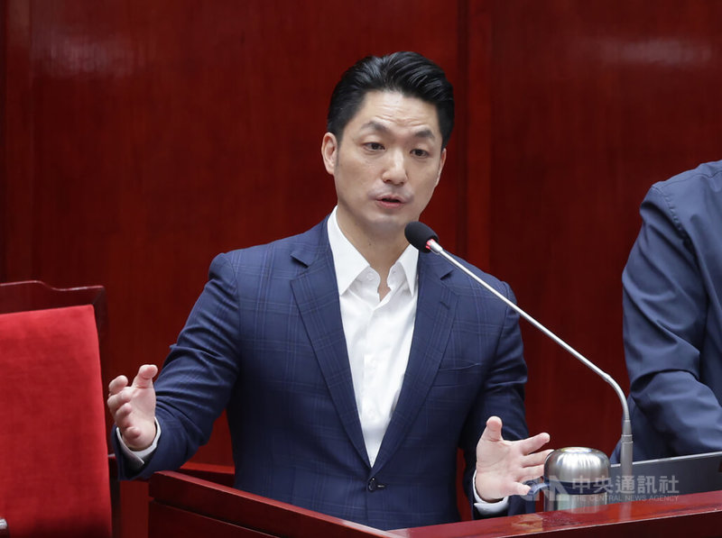 台北市議會5日繼續進行市政總質詢，針對輝達落腳北投士林科技園區進度，市長蔣萬安（圖）表示，希望1月底至2月上旬與輝達簽訂地上權契約，輝達執行長黃仁勳有望趁著來台尾牙時參與簽約。中央社記者裴禛攝　114年12月5日