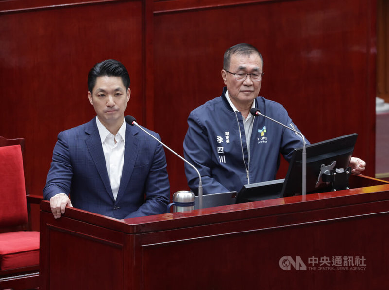 內政部針對小紅書App祭出1年封鎖令，台北市長蔣萬安（左）5日表示，打詐一定要做，但標準應一致且合理。圖為蔣萬安與台北市副市長李四川（右）同台列席議會備詢。中央社記者裴禛攝　114年12月5日