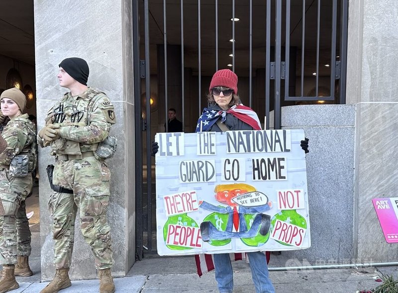 華府上週發生2名國民兵巡邏時遭槍擊的事件後，民眾在案發現場附近的地鐵站出口舉著寫有「讓國民兵回家」的標語。圖攝於12月3日。中央社記者侯姿瑩華盛頓攝　114年12月5日