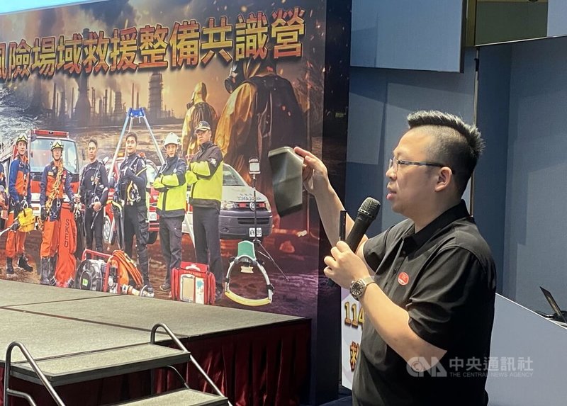 114年度消防機關高風險場域救援整備共識營5日在新北舉行，會中邀請電動車維修專家說明新能源車輛的高壓電池所引發的熱失控與火災案例。中央社記者黃旭昇新北攝  114年12月5日