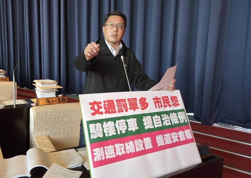 民進黨籍台中市議員林德宇（圖）5日質詢時指出，交通罰單多惹民怨，像是114年1至10月測速照相就開出21萬件罰單，建議警察局調整測速照相，應從道安狀況考量，而非以警方執法為目的。（林德宇提供）中央社記者趙麗妍傳真 114年12月5日