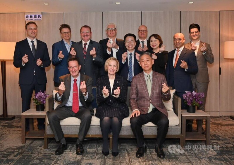 歐洲商會5日選出荷商葛蘭素史克藥廠台灣分公司總經理格婷娜（Tina Graves）（前排中間）擔任2026年理事長，格婷娜是歐洲商會首位女性理事長。中央社記者曾智怡傳真 114年12月5日