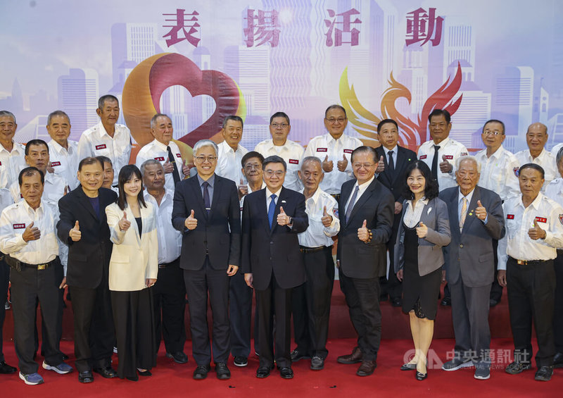 「114年全國消防志工菁英頒獎表揚活動」5日下午在台北舉行，行政院長卓榮泰（前左5）、內政部次長吳堂安（前左4）、消防署長蕭煥章（前右4）等人出席。中央社記者鄭清元攝　114年12月5日