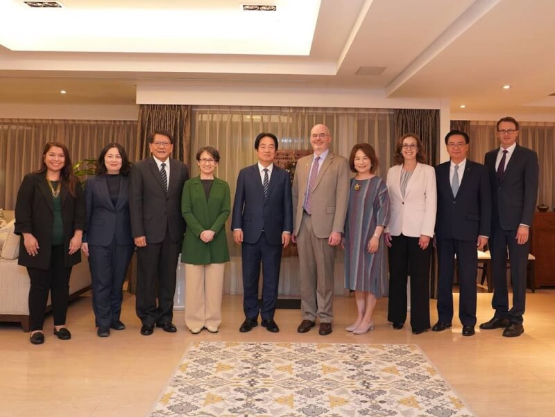 美國在台協會處長谷立言（右5）5日表示，他近日與總統賴清德（左5）、副總統蕭美琴（左4）、總統府秘書長潘孟安（左3），以及國安會秘書長吳釗燮（右2）餐敘，討論深化美台合作的眾多努力事項。（圖取自facebook.com/AIT.Social.Media）