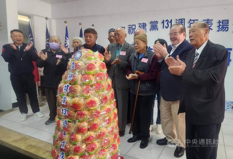 國民黨澎湖縣黨部5日在馬公民眾服務處舉辦建黨131週年表揚大會，國民黨秘書長李乾龍（右2）與會表示，國民黨會藉由黨的機制和民調、協調，展現全黨團結，有信心讓藍天再現。中央社  114年12月5日