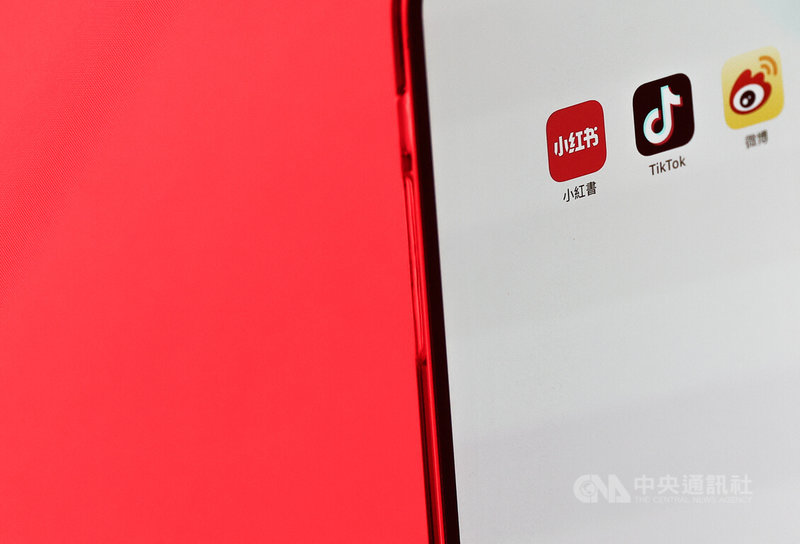 數發部日前舉行「資安高風險APP 提醒民眾慎選使用」記者會，說明抖音、小紅書、微博、微信以及百度雲盤等5款受測APP的使用風險，並提供民眾具體資安防範措施；其中，小紅書違規樣態達15項最多。中央社記者翁睿坤攝　114年12月5日