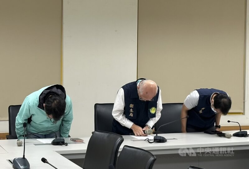 高雄市衛生局長黃志中（中）、副局長潘炤穎（左）、檢驗科長林學慶（右）4日出席記者會，為抽驗全聯「台灣鯛魚排」出包一事鞠躬致歉。（中央社檔案照片）