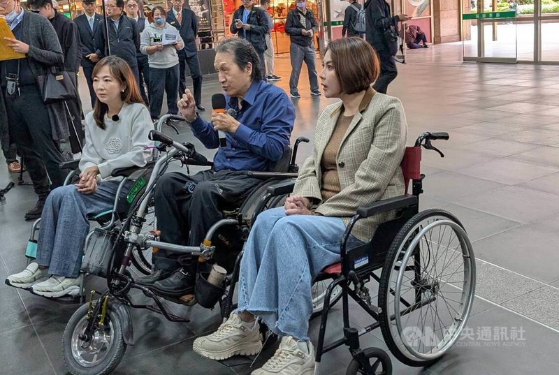 由身障團體發起的「台北車站無障礙路線體驗行動」5日下午登場,台灣無障礙設施規範共同起草人劉金鐘(右2)現場率領民進黨立委郭昱晴(右3)、國民黨立委陳菁徽(右)體驗從北車大廳操控輪椅找尋路線前往地下1樓的過程。中央社記者曾以寧攝 114年12月5日