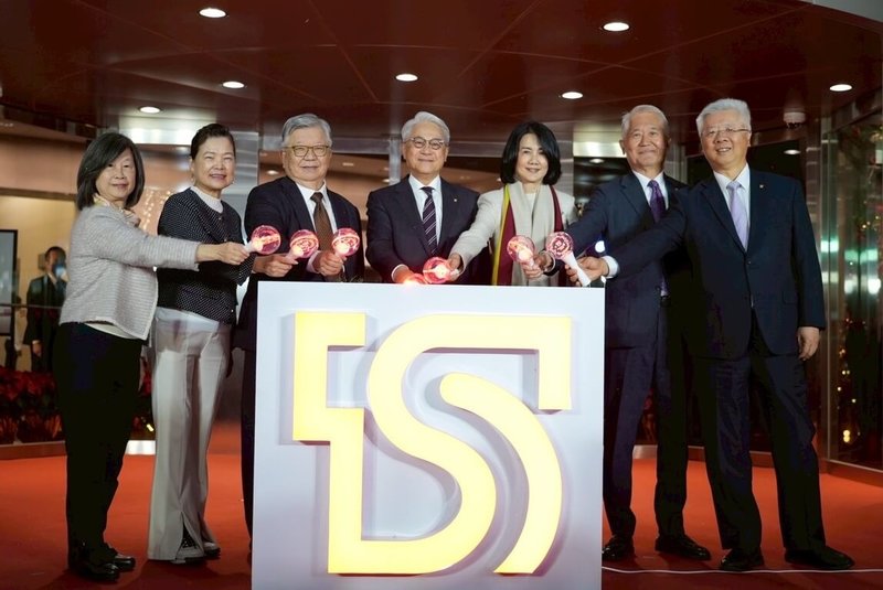 台新新光金控5日晚間舉行合併後首次耶誕點燈活動，財務長賴昭吟（左起）、獨董王美花、董事郭瑞嵩、董事長吳東亮、董事長夫人彭雪芬、副董事長魏寶生、總經理林維俊同台合影。（台新新光金提供）中央社記者呂晏慈傳真　114年12月5日