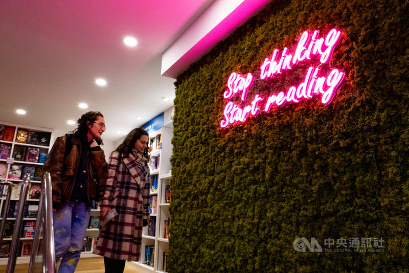 法國最大、專售愛情主題的「吉伯特浪漫書店」,近期於巴黎開幕,吸引眾多女性讀者上門,該類型文學已占法國書籍銷售量的10%。中央社記者李若韻巴黎攝 114年12月5日