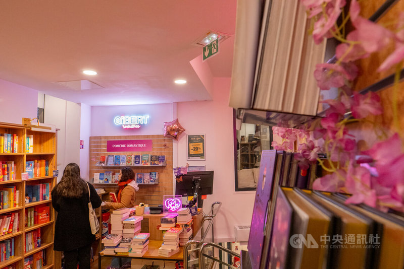 法國最大、專售愛情主題的「吉伯特浪漫書店」，近期於巴黎拉丁區開幕，書店內布滿心形圖案、花朵，試圖讓空間充滿戀愛氛圍。中央社記者李若韻巴黎攝　114年12月5日