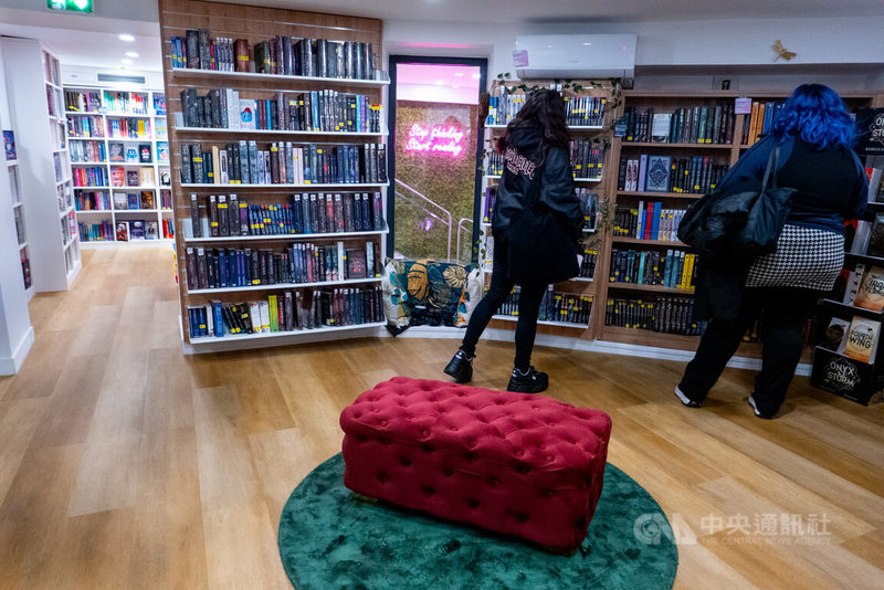 法國最大、專售愛情主題的「吉伯特浪漫書店」,近期於巴黎拉丁區開幕,書店裡設有專屬閱讀角落。中央社記者李若韻巴黎攝 114年12月5日