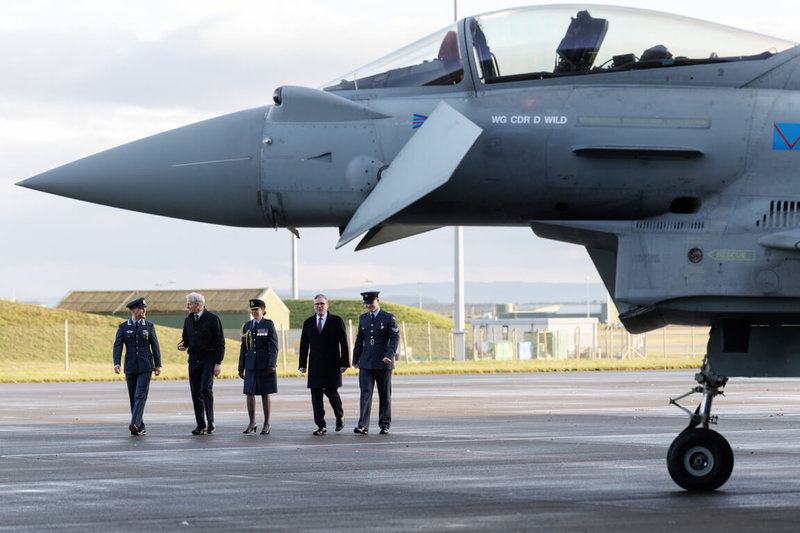 挪威總理斯托爾（左2）4日訪問英國，期間與英國首相施凱爾（右2）一同訪視位於蘇格蘭東北方的羅斯茅斯空軍基地，慰問兩國部隊。（英國首相府提供）中央社記者陳韻聿倫敦傳真　114年12月5日