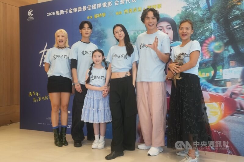 電影「左撇子女孩」導演鄒時擎（右起）與片中主要演員黃鐙輝、馬士媛、葉子綺、夏騰宏及張允曦。（中央社檔案照片）