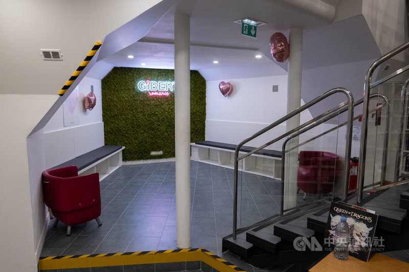 「吉伯特浪漫書店」不僅有專門的行銷團隊經營自家社群媒體頁面,還將與網紅成立讀書會,定期邀請作家至現場與讀者互動,創造風潮。圖為作家活動與簽名專區。中央社記者李若韻巴黎攝 114年12月5日