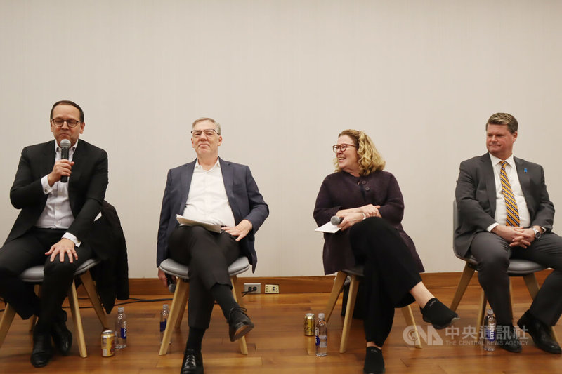 喬治城大學4日舉行「日中關係及其對美國的影響」座談。前美國國防部（現稱戰爭部）印太安全事務助理部長薛瑞福（右）及白宮國家安全會議前亞洲事務資深主任麥艾文（左）等出席。中央社記者鍾佑貞華盛頓攝　114年12月5日