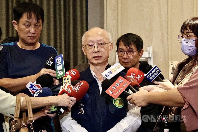 高雄市衛生局檢驗「台灣鯛魚排」發生重大疏失，衛生局長黃志中（左2）5日受訪時說，究責部分將至副局長層級，按照國賠規定負起所有賠償責任。中央社記者董俊志攝　114年12月5日