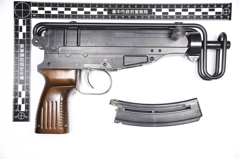 台中市警察局第二分局日前發現有網民反映，1名男子在小吃店用餐時，背包掉出疑似槍枝。警方經調閱近百支監視器後，5日宣布查獲這名男子，並起出仿衝鋒槍造型玩具槍，為塑膠材質，動能不足以造成傷害。（翻攝照片）中央社記者郝雪卿傳真  114年12月5日