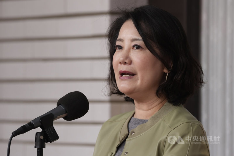 內政部宣布小紅書暫封鎖1年，引發在野質疑。身兼民進黨政策會執行長的立委吳思瑤5日受訪時表示，打詐是全民共識，小紅書被禁1年不是因為來自中國，而是不守法也不配合協助打詐。中央社記者徐肇昌攝　114年12月5日