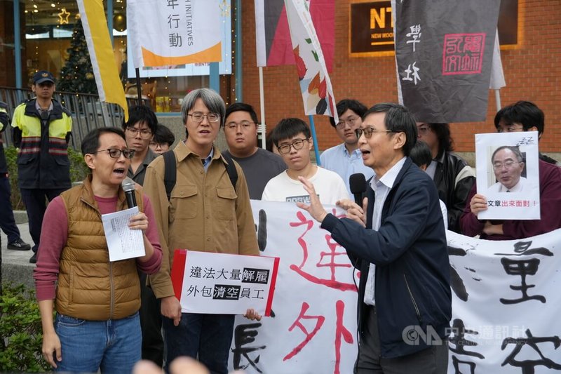 高教工會和多個學生社團5日一同舉辦記者會，指台灣大學紀念品辦公室「新月台」過去1、2個月來，出現違法解僱、職場霸凌。圖為台大主任祕書王大銘（前右）出面接受陳情。中央社記者陳至中台北攝　114年12月5日