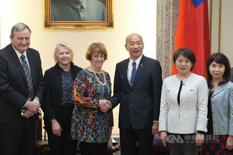 立法院長韓國瑜（右3）5日在立法院接見美國外交政策全國委員會（NCAFP）會長艾略特（Susan M. Elliott）（左3）等一行，雙方握手合影並就多項議題交流對談。中央社記者徐肇昌攝　114年12月5日