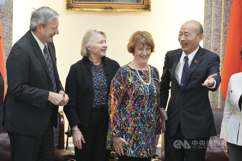 美國外交政策全國委員會（NCAFP）會長艾略特（Susan M. Elliott）（右2）5日親率來台訪團成員拜會立法院，與立法院長韓國瑜（右）互動熱絡。中央社記者徐肇昌攝　114年12月5日