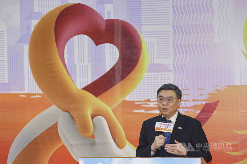 消防署5日下午在台北舉辦「114年全國消防志工菁英頒獎表揚活動」,行政院長卓榮泰(圖)出席與會,致詞時感謝消防志工強化防災韌性、守護台灣的努力付出。中央社記者鄭清元攝 114年12月5日