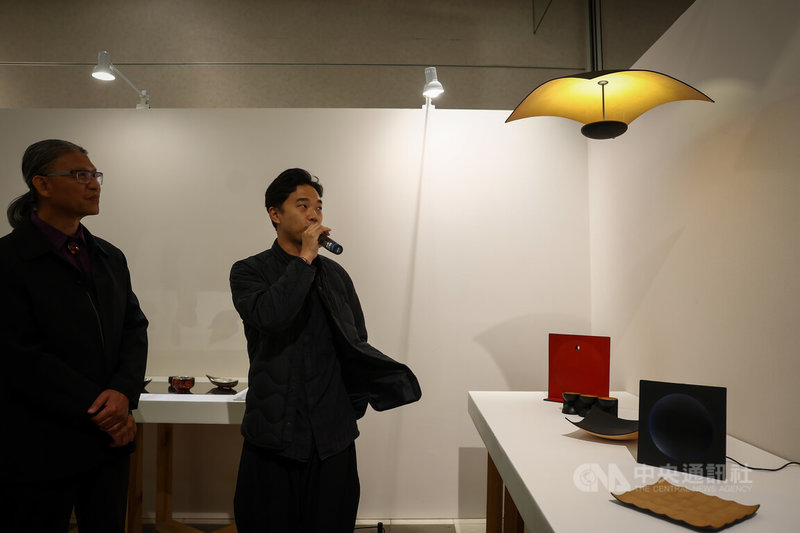 2025工藝之夢特展5日起在台北正式登場,現場展出多組精緻工藝創作品,台灣工藝獎獲獎作品「方圓之間」創作者謝承達(中)為眾人介紹創作理念。中央社記者王騰毅攝 114年12月5日