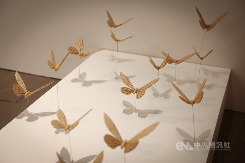2025工藝之夢特展5日在新光三越台北信義新天地A9館開幕，現場展出多組精緻工藝作品，包含運用雷射切割與木皮鑲嵌成蝴蝶的精美創作。中央社記者王騰毅攝  114年12月5日