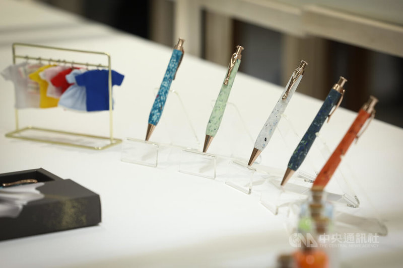 2025工藝之夢特展5日起在新光三越台北信義新天地A9館正式開展，以6大展區呈現台灣當代工藝的深度與廣度，運用回收紡織廢料再製而成的「再衣筆」也在展出之列。中央社記者王騰毅攝  114年12月5日