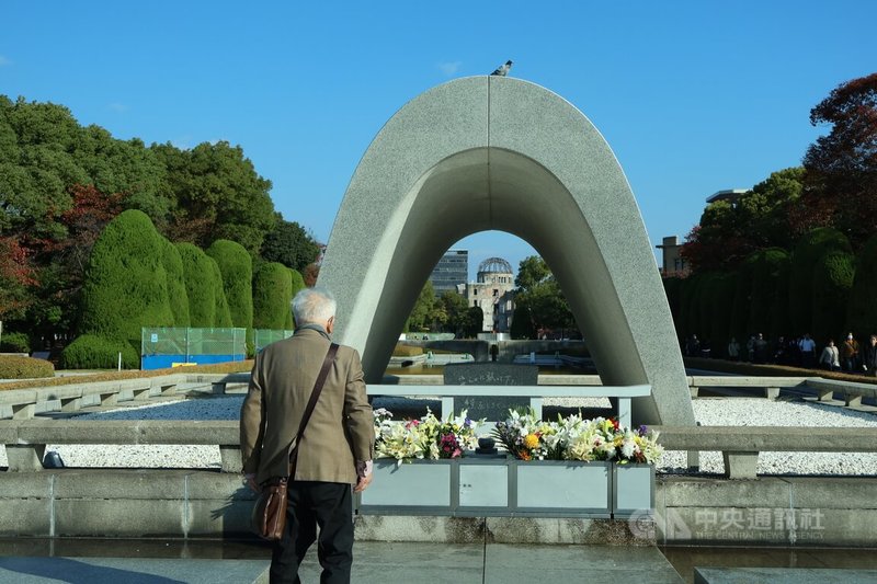 年長者在廣島市和平紀念公園內的原爆死歿者慰靈碑前哀悼致意，攝於11月21日。中央社記者謝怡璇廣島攝　114年12月5日