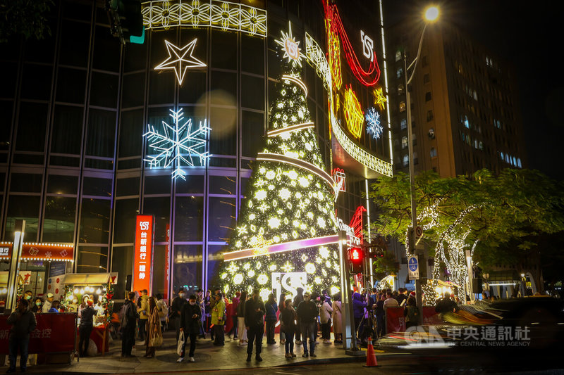 台新新光金5日在台新新光金控大樓1樓廣場舉行耶誕點燈儀式，大型耶誕樹及應景燈飾在黑夜中亮起，為街頭增添節慶氣氛。中央社記者王騰毅攝　114年12月5日