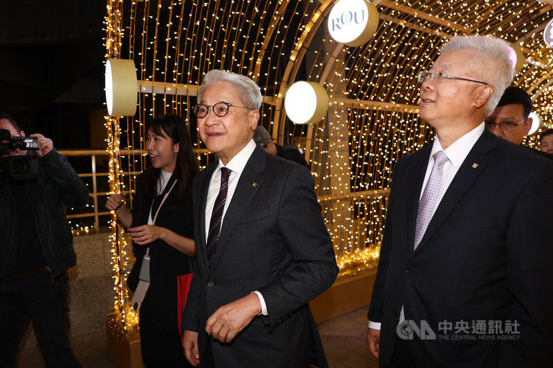台新新光金控5日在台北仁愛圓環旁的總部大樓舉辦耶誕點燈活動，董事長吳東亮（中）、總經理林維俊（右）等人出席點燈，也一同參觀耶誕燈飾布置。中央社記者王騰毅攝 114年12月5日