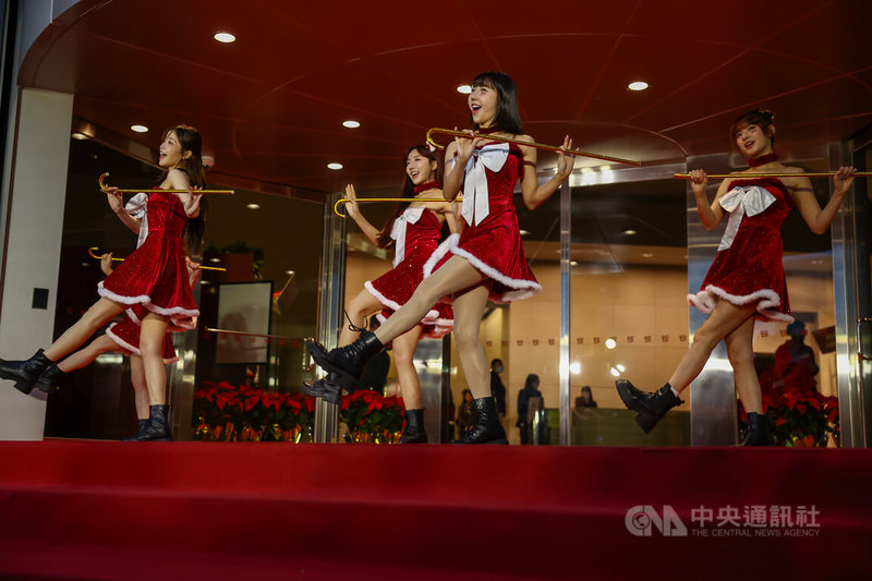 耶誕佳節將至，台新新光金5日在台北仁愛總部大樓外廣場熱鬧舉行耶誕點燈儀式，由啦啦隊Taishin Wonders熱舞開場，帶動氣氛。中央社記者王騰毅攝 114年12月5日