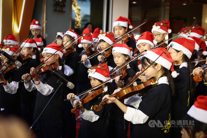 台新新光金5日在台北總部大樓外廣場熱鬧舉行耶誕點燈活動，現場邀請國小學生樂隊演奏應景曲目，為活動暖場揭幕。中央社記者王騰毅攝 114年12月5日