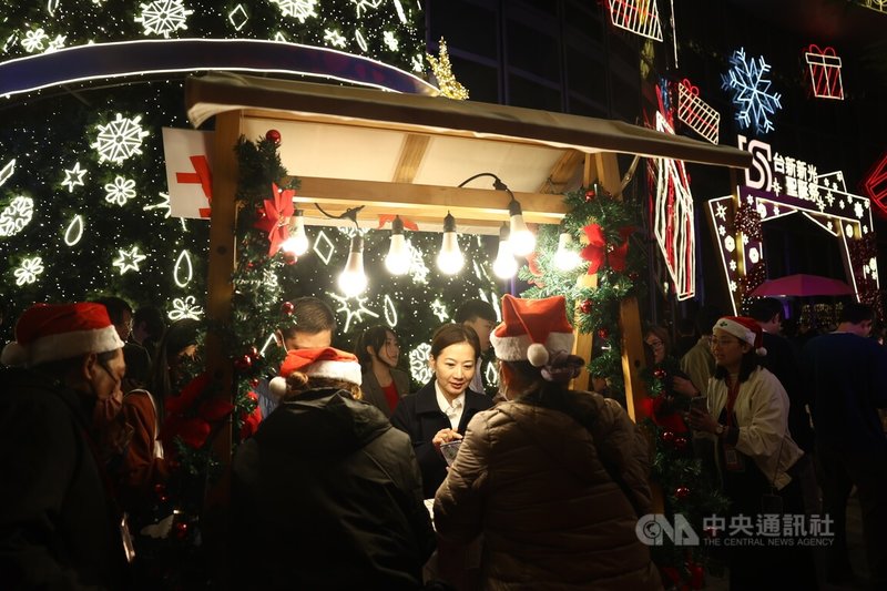 台新新光金5日傍晚在仁愛圓環旁的總部大樓舉行耶誕點燈儀式，也是台新新光金控合併後首次耶誕點燈活動，現場吸引不少民眾共襄盛舉。中央社記者王騰毅攝 114年12月5日