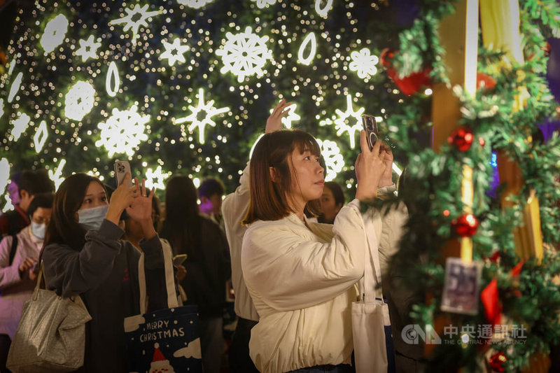 台新新光金5日在台北仁愛圓環旁總部大樓舉行合併後首次的耶誕點燈活動，除了應景的璀璨耶誕樹外還有不少燈飾造景，吸引不少民眾駐足拍照共賞。中央社記者王騰毅攝　114年12月5日
