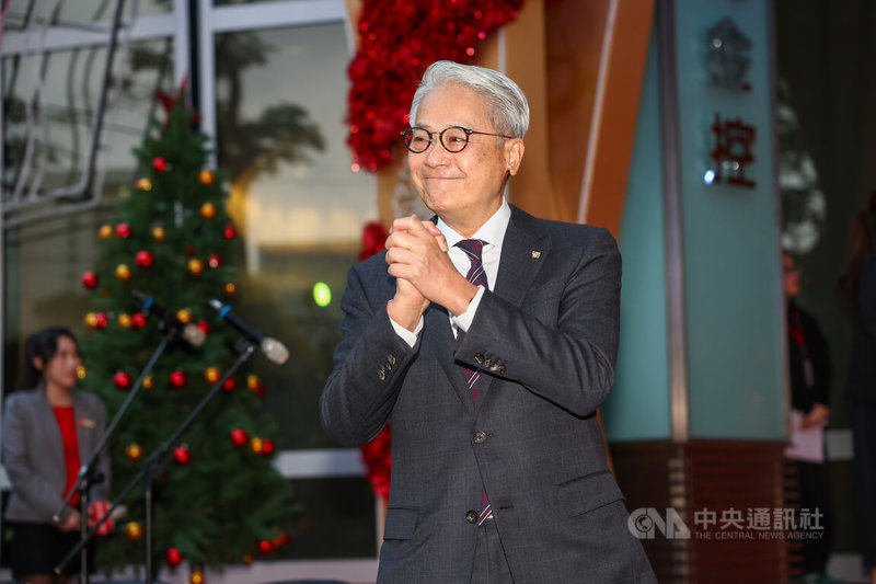台新新光金在台北仁愛圓環打造冬季耶誕裝飾，5日晚間熱鬧舉辦點燈活動，董事長吳東亮（圖）出席表示，活動以「攜手同心、歡慶新局」為主題，象徵兩大金控合併之後一起向前走。中央社記者王騰毅攝 114年12月5日
