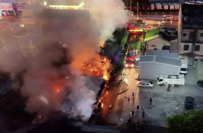 彰化縣溪湖鎮5日清晨5時許有4戶連棟平房火災，知名店家阿讚爌肉飯也遭波及，所幸無人傷亡。（民眾提供）中央社記者鄭維真傳真 114年12月5日