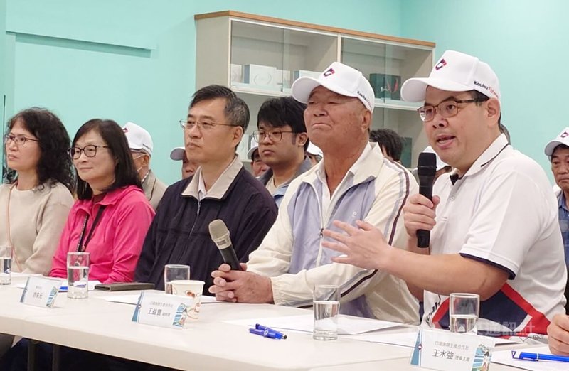 高雄市衛生局誤檢台灣鯛魚排含禁藥，受害的雲林縣口湖漁類生產合作社5日舉行記者會，總經理王益豐（前右）表示，待釐清所有損失後再求償，希望未來公權力行使應嚴謹。中央社記者蔡智明攝　114年12月5日