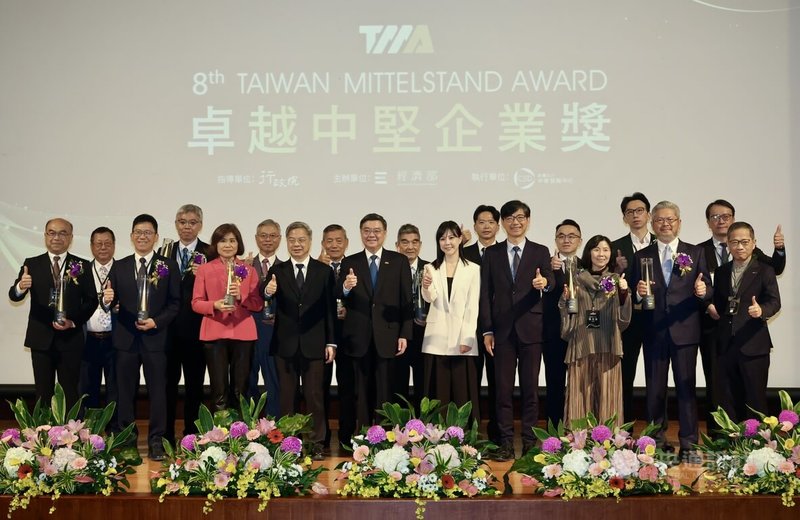 行政院長卓榮泰(前左5)5日下午在台北出席第8屆卓越中堅企業獎頒獎典禮,與經濟部長龔明鑫(前左4)頒獎表揚獲獎企業代表並合影。中央社記者張皓安攝 114年12月5日