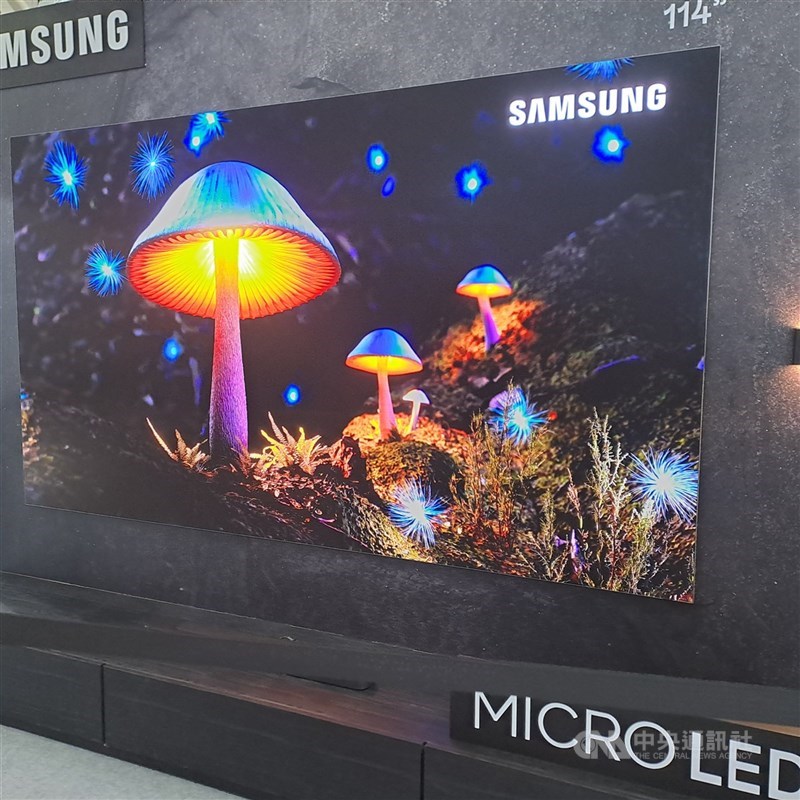 研調機構集邦科技5日表示，部分電視品牌預期面板價格已在底部，並為明年首季需求提前備貨，使面板廠稼動率仍可維持，也醞釀面板漲價氛圍。圖為Touch Taiwan智慧顯示展的電視螢幕。（中央社檔案照片）