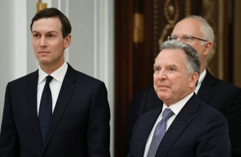 圖為美國總統川普特使魏科夫（前右）、川普女婿庫許納（前左）與俄羅斯總統特使德米崔耶夫（後右）。（Sputnik/Alexander Kazakov/Pool via 路透社）