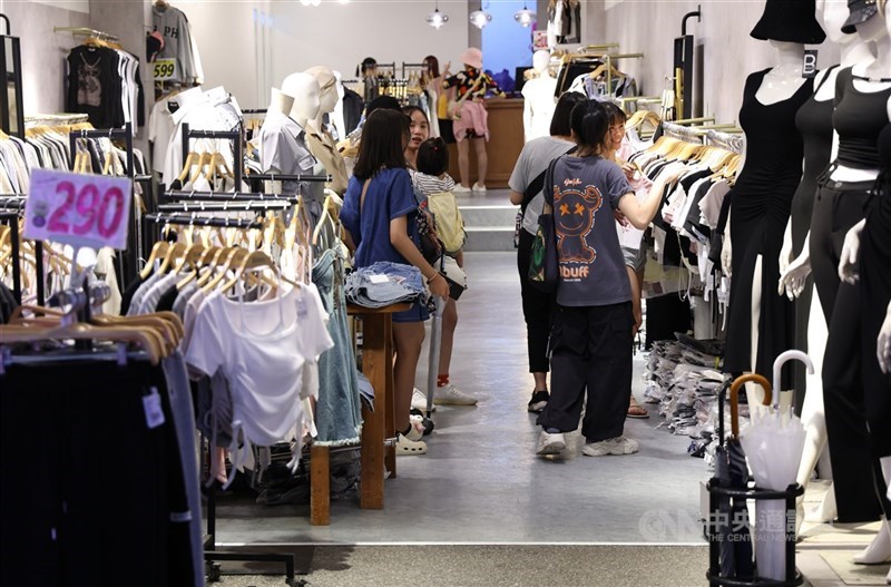 1111人力銀行公布零售業徵才現況調查。（中央社檔案照片）