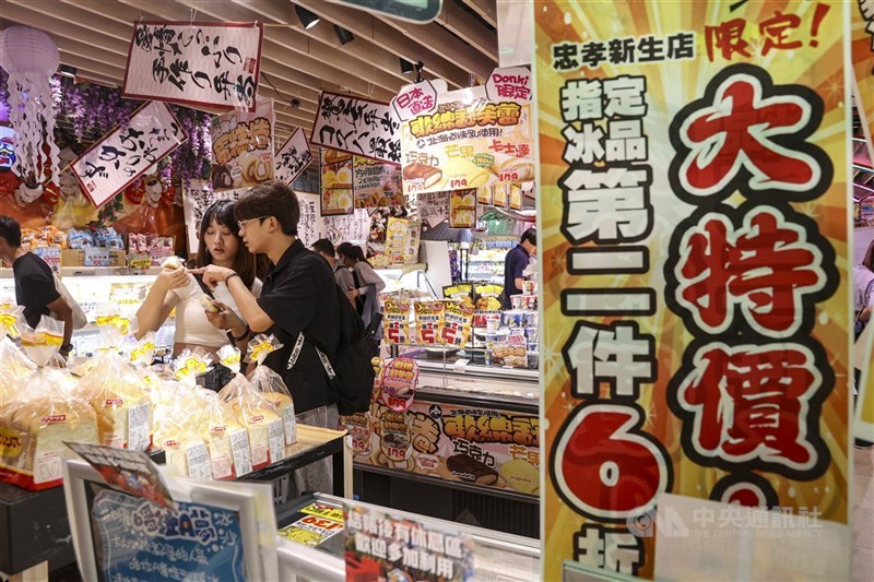 商研院發布最新商業服務業景氣循環同行指標綜合指數（CCCIS）說明，不均衡復甦情形加劇，商業服務業景氣衰退風險正在升高。（中央社檔案照片）