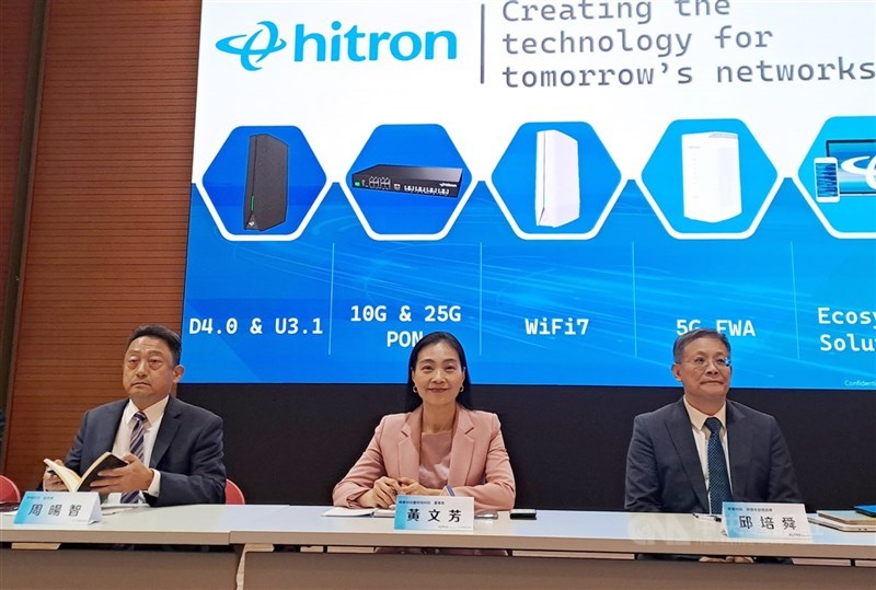 圖為明泰科技董事長黃文芳（中）。（中央社檔案照片）